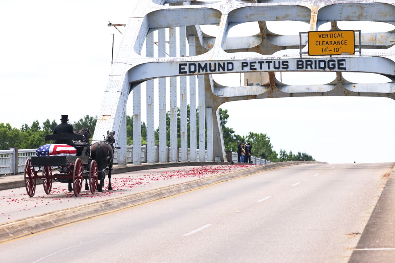 El carruaje a su llegada al puente Edmund Pettus, sobre un camino de pétalos de rosa arrojados por los seguidores de Lewis.