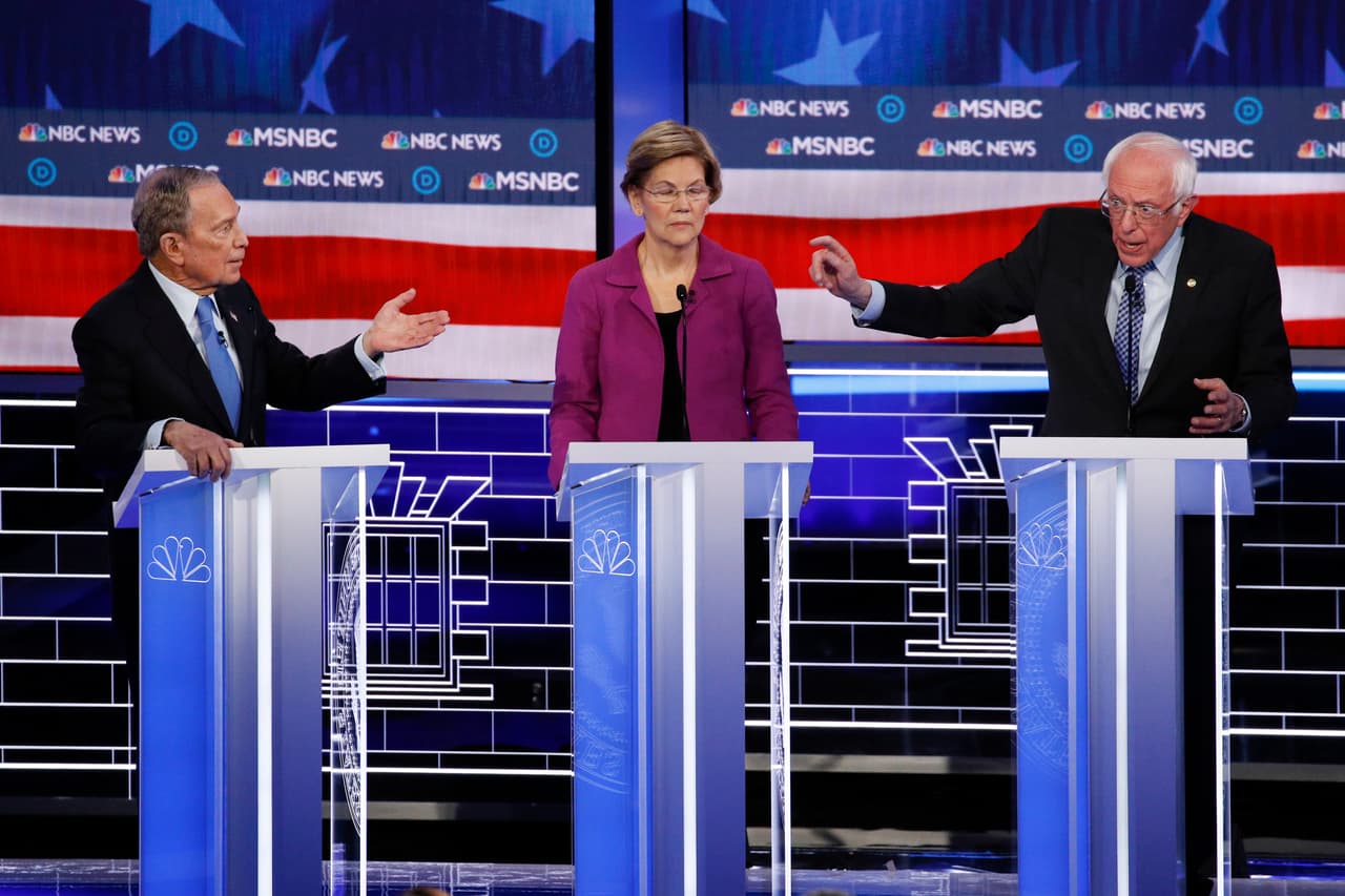 Mike Bloomberg se enfrasca en un duelo de palabras con el senador Bernie Sanders, en el debate en Las Vegas.