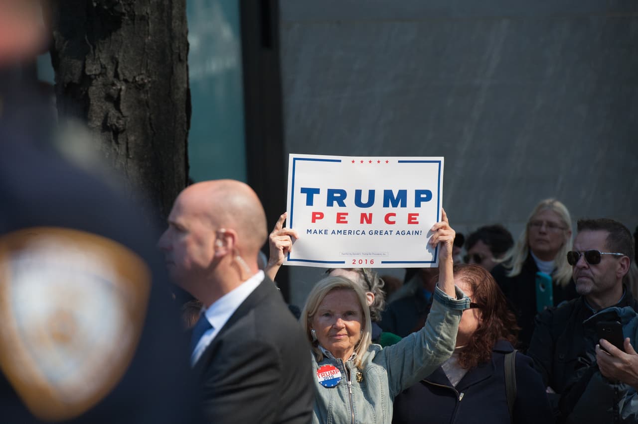Hubo quienes despertaron con su activismo político activado, tras el debate presidencial del domingo en la noche, como esta admiradora de los republicanos Donald Trump y Mike Pence.