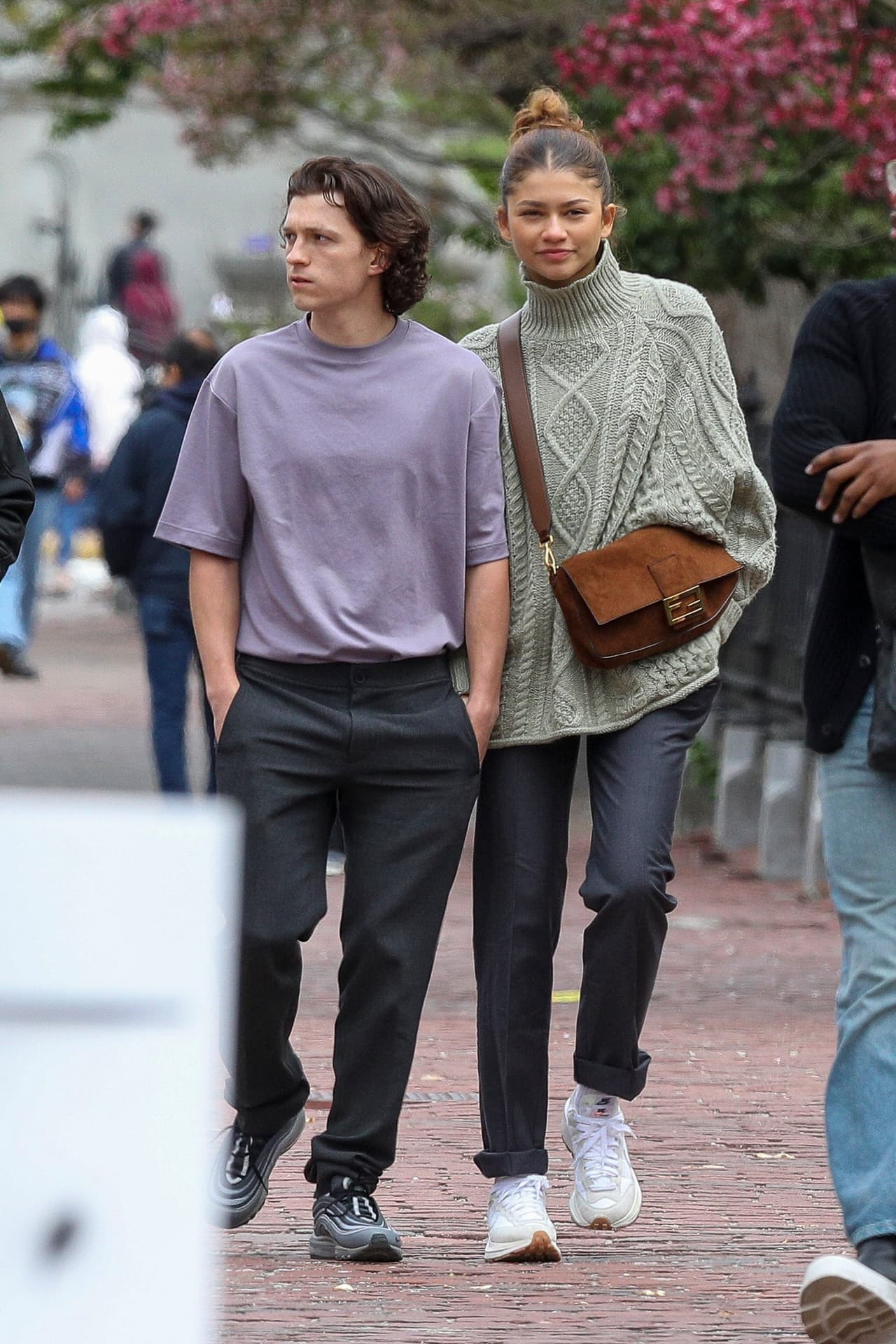 En un día casual Zendaya opta por ‘outfits’ más cómodos como el que mostró en esta salida con su novio Tom Holland, mientras paseaban en Boston. El suéter ‘oversize’ de cuello alto la protegió del frío y sus pantalones grises combinados con tenis le dieron el toque informal.
