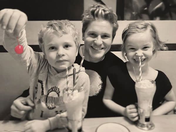 A la niña le pusieron Harper Grace y al pequeño lo nombraron Gideon Scott, ellos tienen 7 añitos.