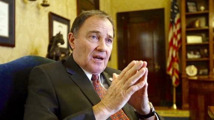 Gobernador llama "irracionales" a padres que se oponen al uso de máscaras en las escuelas