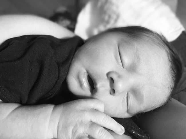 Él es el pequeño Bernardo: "#helloworld #babytortu 💙😍", escribió Thelma en esta fotografía de Instagram.