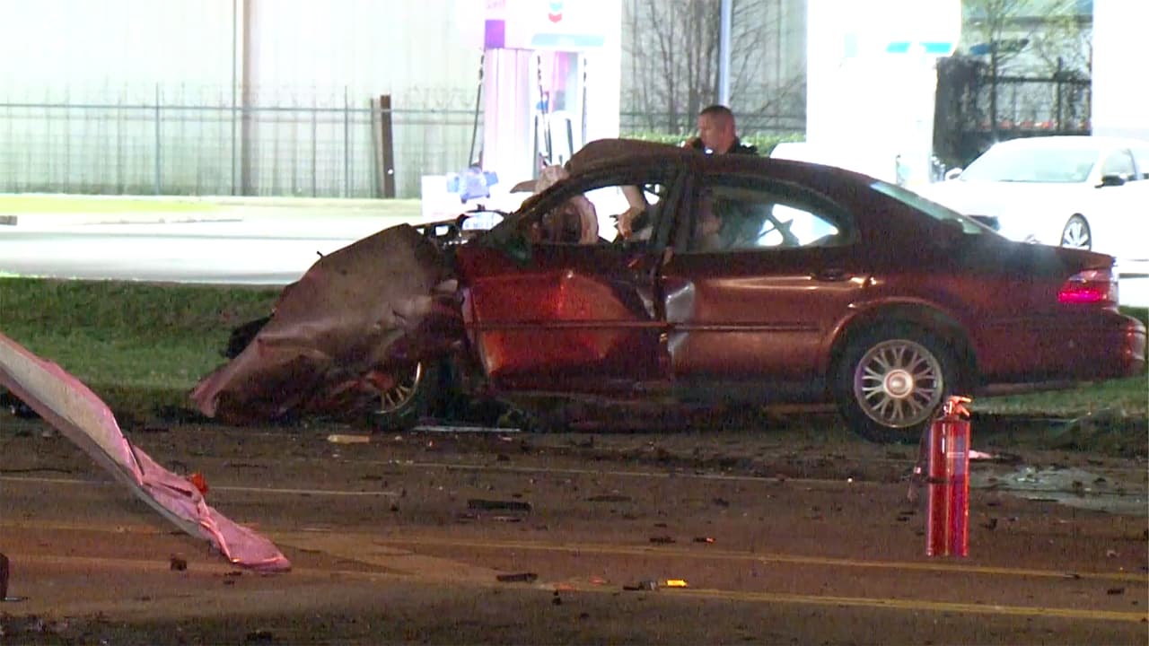A la altura de la calle Hollister, el conductor del auto blanco se pasó un semáforo en rojo y chocó de frente a este auto rojo con dos ocupantes.
<br>
