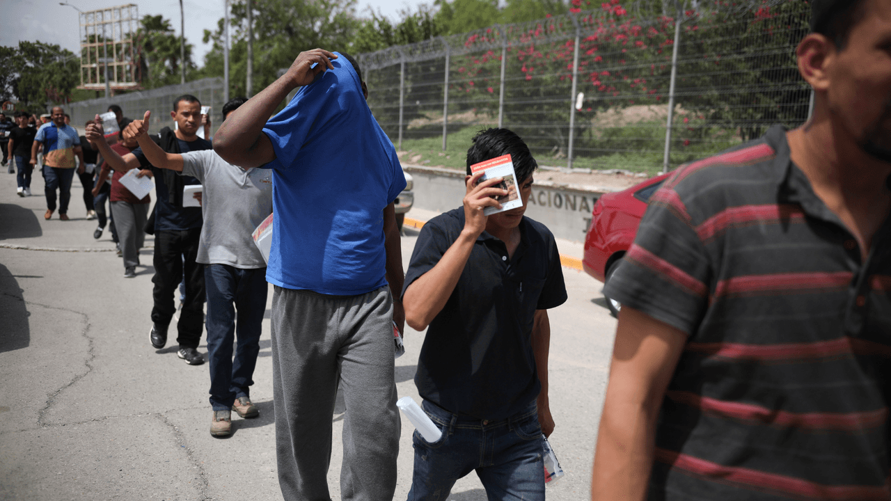 Para el abogado, la ley de Texas es la más fuerte a nivel nacional contra inmigrantes, porque permite a oficiales arrestar a quienes sospechen sea indocumentado. Sin embargo, grupos opositores a la SB 4 dicen que esto abre la puerta a discriminación racial, porque cualquier sospecha de ser inmigrante podría llevar al arresto de los inmigrante.