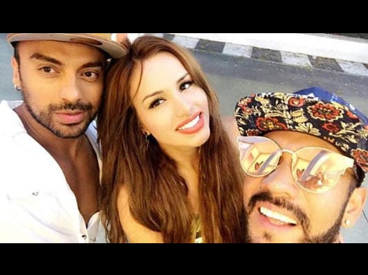 Hasta ahora no se han dado más detalles de su deceso pero, según información de
<a href="https://www.eluniversal.com.mx/de-ultima/muere-la-disenadora-de-moda-ana-corona" target="_blank">El Universal</a>, esta no era la primera vez que la diseñadora de modas se sometía a una operación estética.