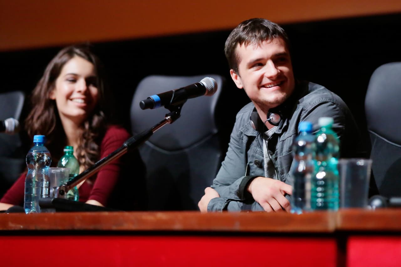 Josh confesó en una entrevista cómo es que hacen que la relación funcione.