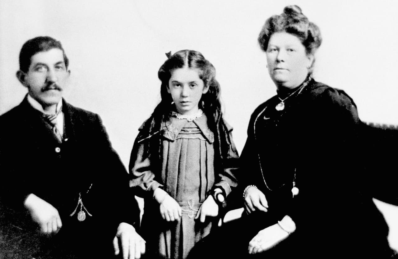 La expresión ‘mujeres y niños primero’ se cumplió durante el rescate y la mayoría de los fallecidos fueron hombres, incluidos el capitán y uno de los diseñadores del barco. En esta fotografía de una familia que hizo el trágico viaje está Eva Hart, de 7 años (al centro) y su madre Ester, quienes sobrevivieron. Su padre, Benjamin (a la izquierda), falleció.