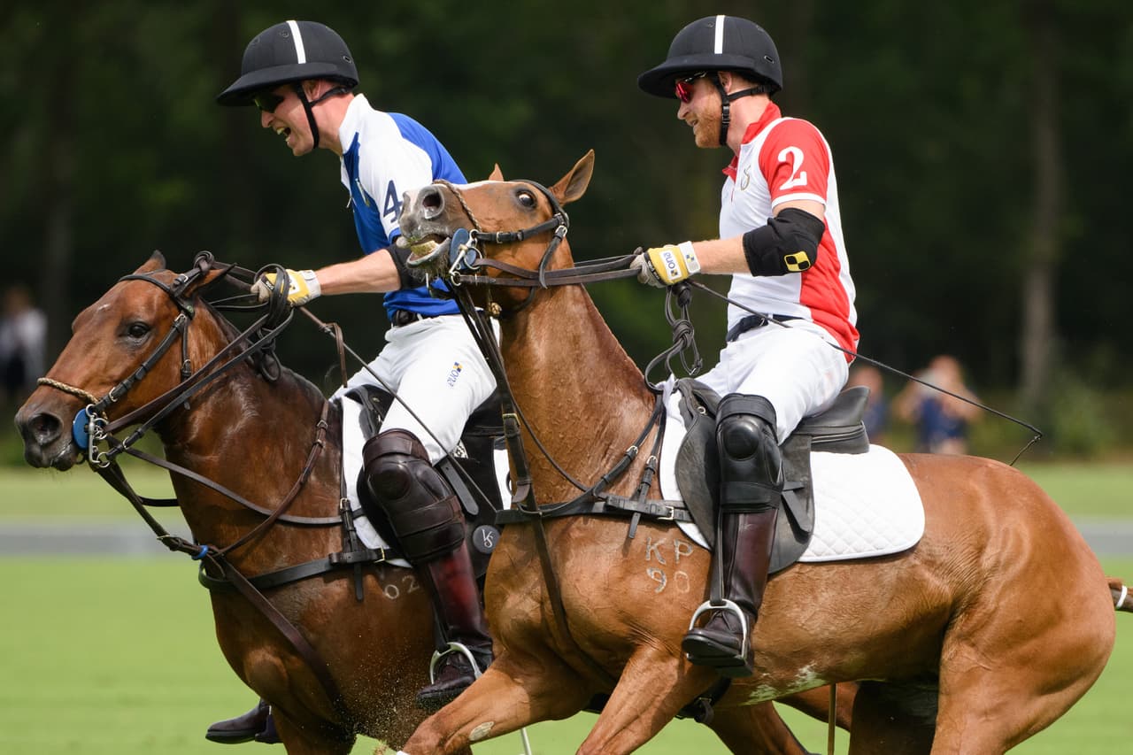 Las duquesas apoyaron a sus maridos, que jugaron en bandos contrarios, en el King Power Royal Charity Polo Day.