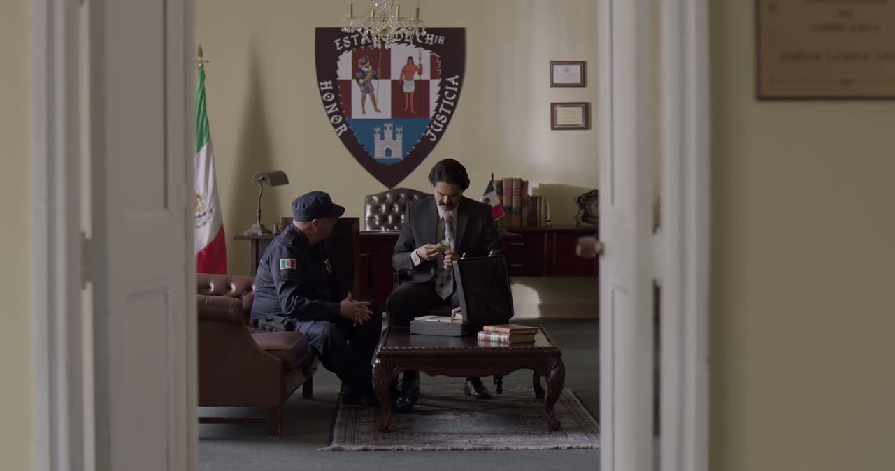 Top of the list was Chihuahua’s governor, Jorge López Arias, loyal to ‘El Chente’. ‘El Chapo’ and his men organized and ambush to send him a message. After shooting him on the leg, Joaquín Guzmán made it very clear that he would now be working for him.