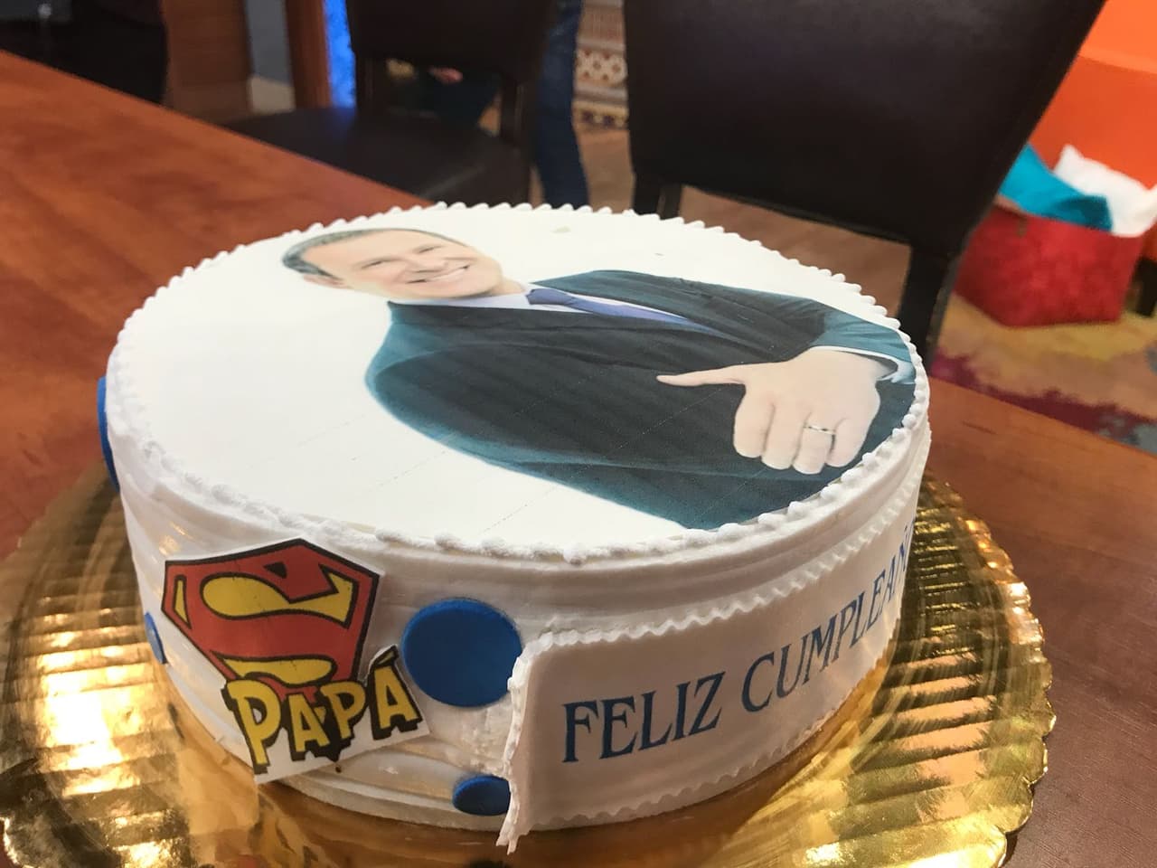 Alan estaba encantado con el pastel que le dedicaron por ser un papá único.