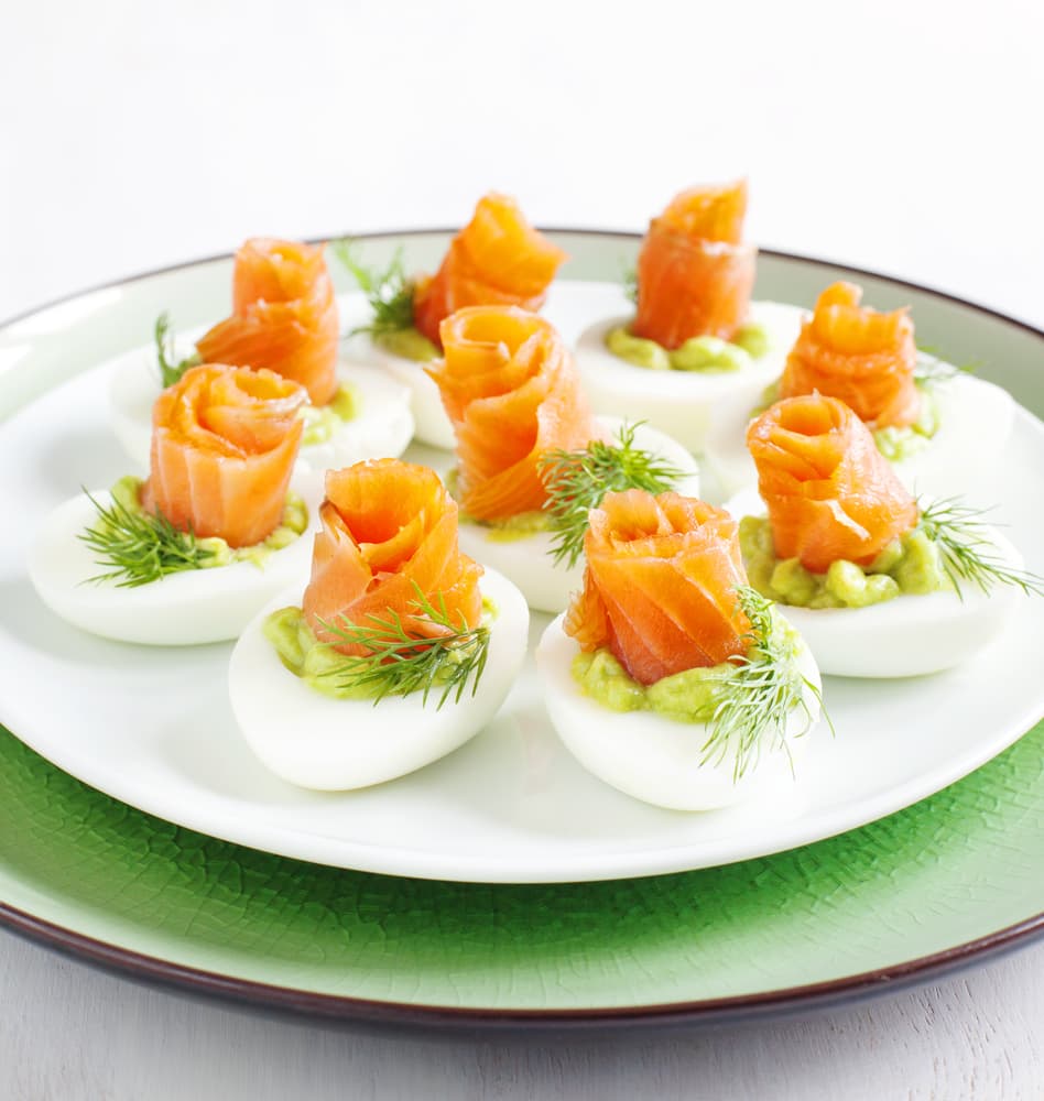 Huevos rellenos con salmón y palta. ¿Te gusta el pescado? Que te parece unos huevos rellenos con salmón y palta son una innovadora opción para incluir como bocadito, los ingredientes que necesitas son: 4 huevos, 100 gramos de salmón ahumado, 1 palta madura, 2 cucharadas de mayonesa, 1 cucharadas de queso crema, aceite de oliva, sal y pimienta.