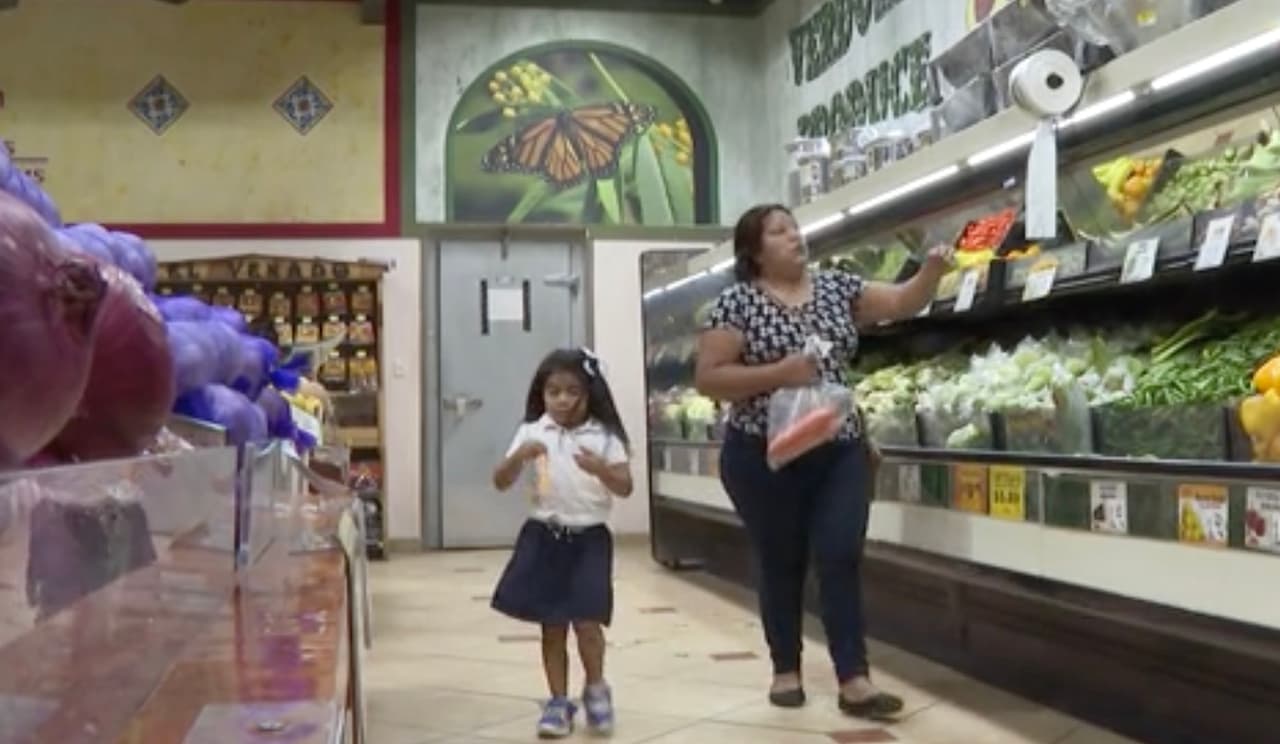 <b>A partir de ahora, la señora Gloria tendrá menos dinero al mes</b> para alimentar a sus cuatro hijos luego que se acabara la ayuda adicional por la pandemia del programa que ofrece las estampillas de comida.
