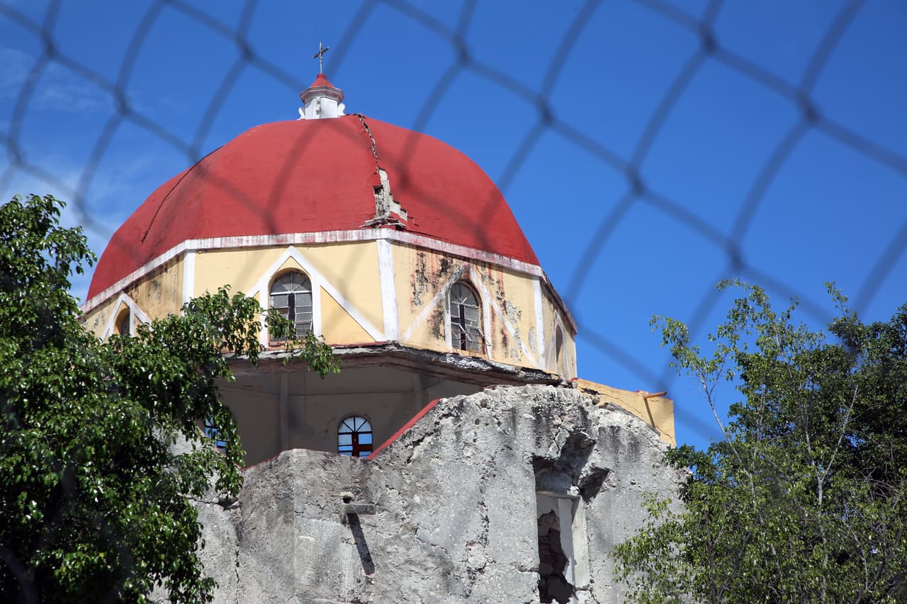 Todo el perímetro de la Iglesia fue cercado para evitar el ingreso de curiosos.