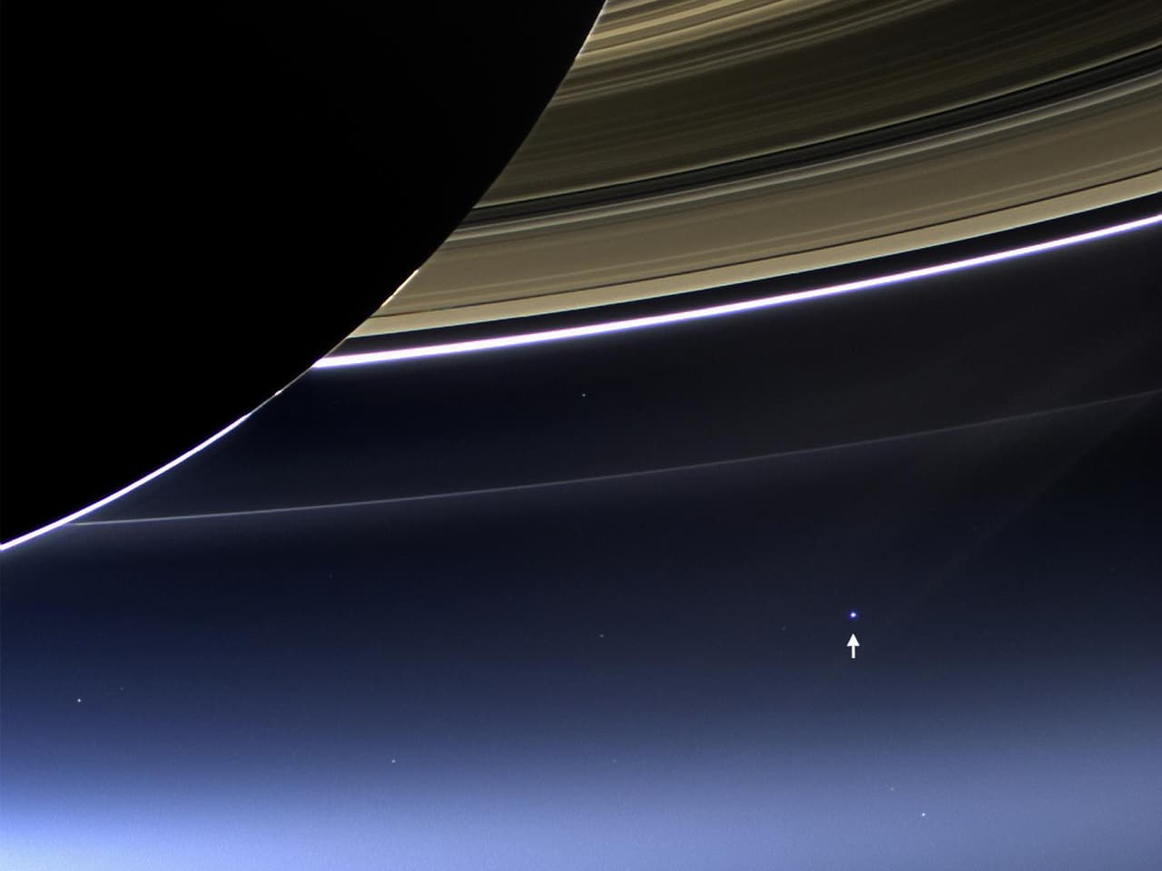 En esta rara imagen tomada el 19 de julio de 2013, la cámara de gran angular de la nave Cassini capturó los anillos de Saturno y nuestro planeta Tierra junto a su luna en el mismo plano.