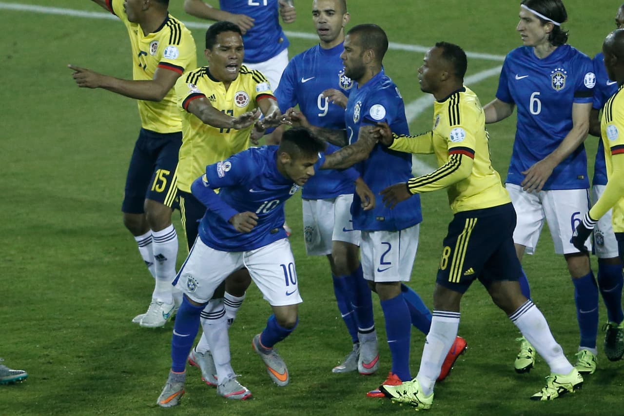 Sin embargo, al final del partido que perdió Brasil contra Colombia, tra el pitazo del juez, Neymar pateó el balón contra Pablo Armero y de inmediato generó la reacción de los colombianos.