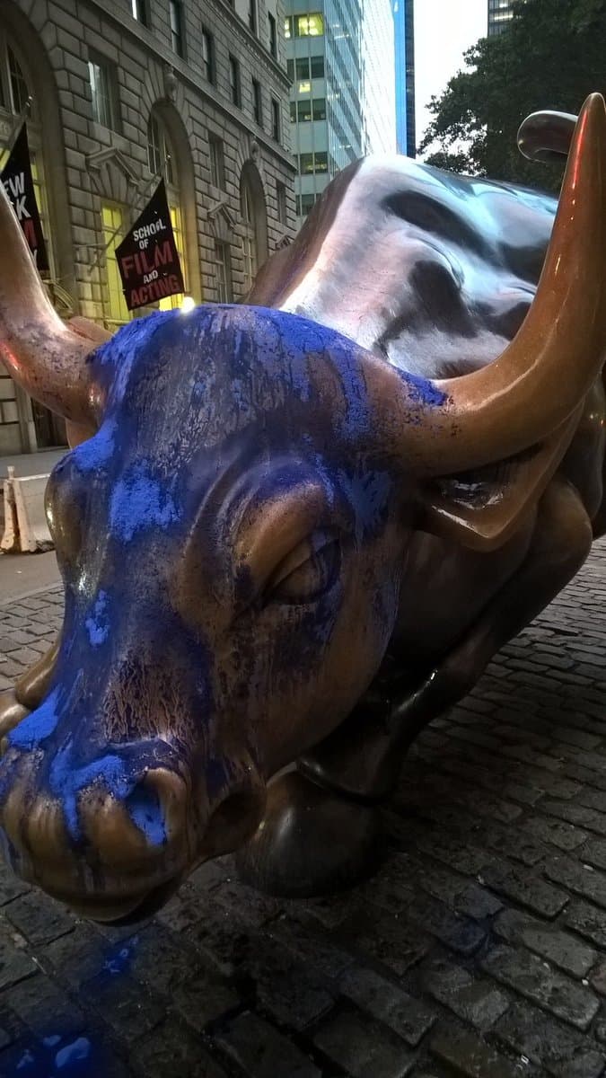 Policía de Nueva York busca a quienes pintaron de azul al toro de Wall Street