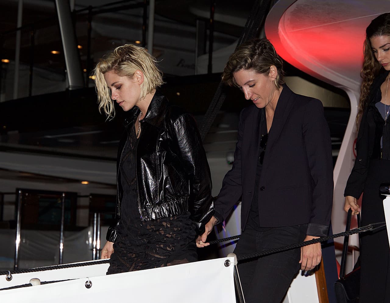 Estaban tomaditas de la mano.