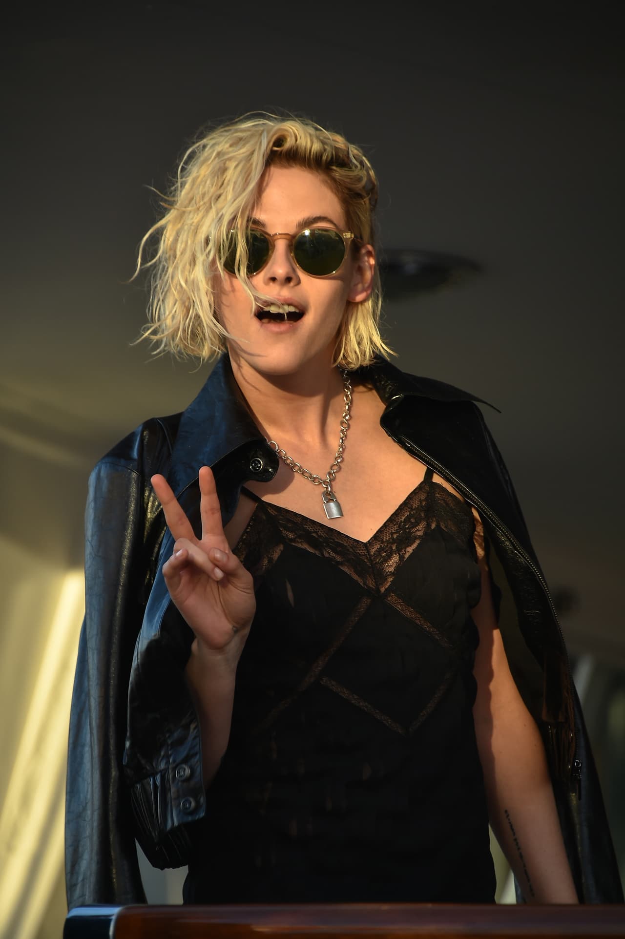 Le daba un toque chic a su look.