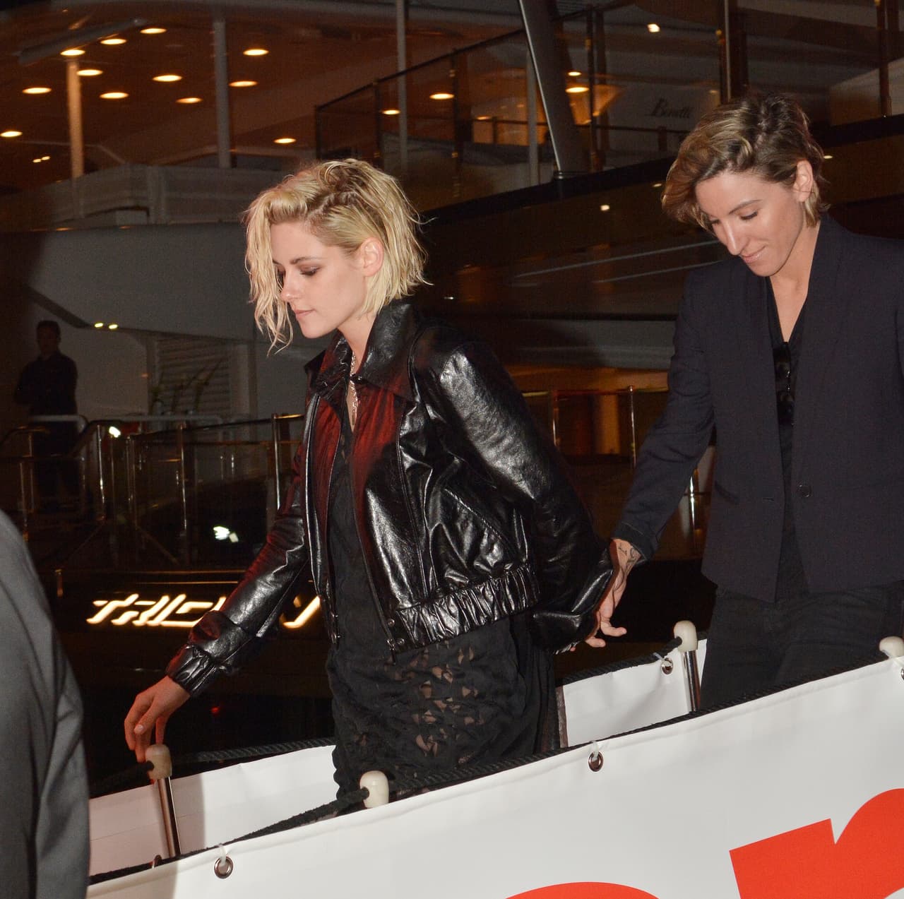 Se les vio saliendo de un yate muy románticas.