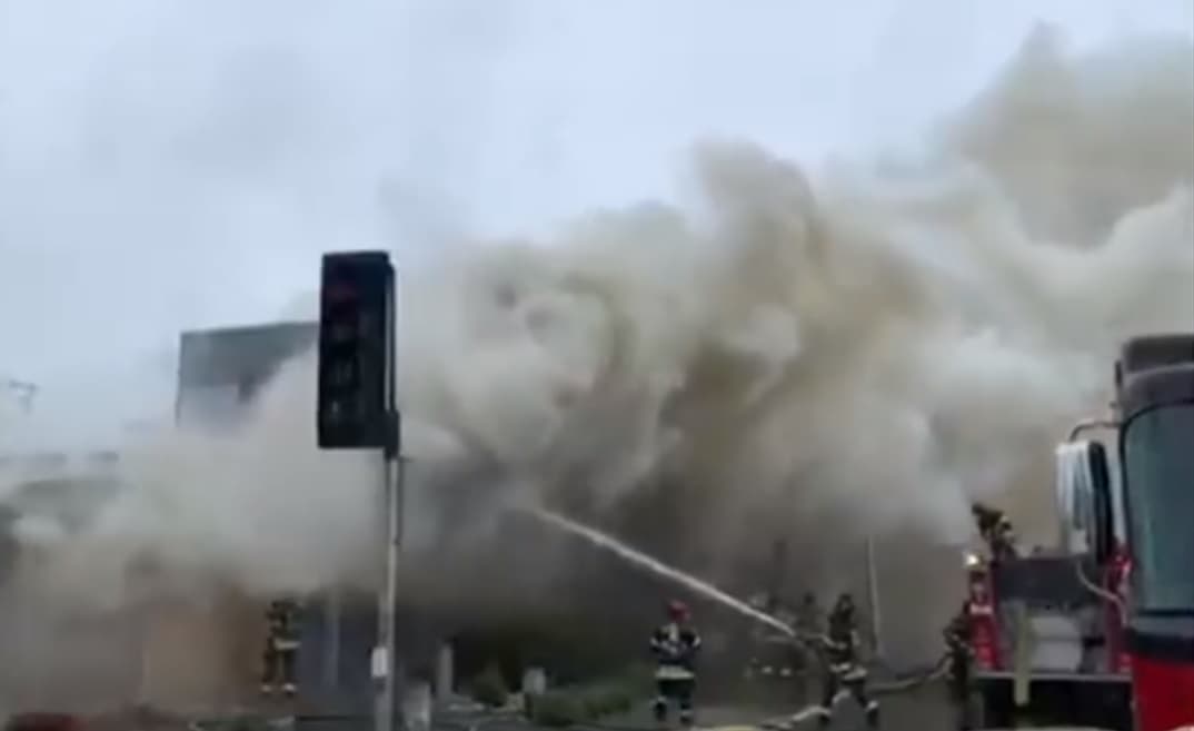 Voraz incendio consume una bogeda abandonada donde solían vivir indigentes en el este de la Bahía