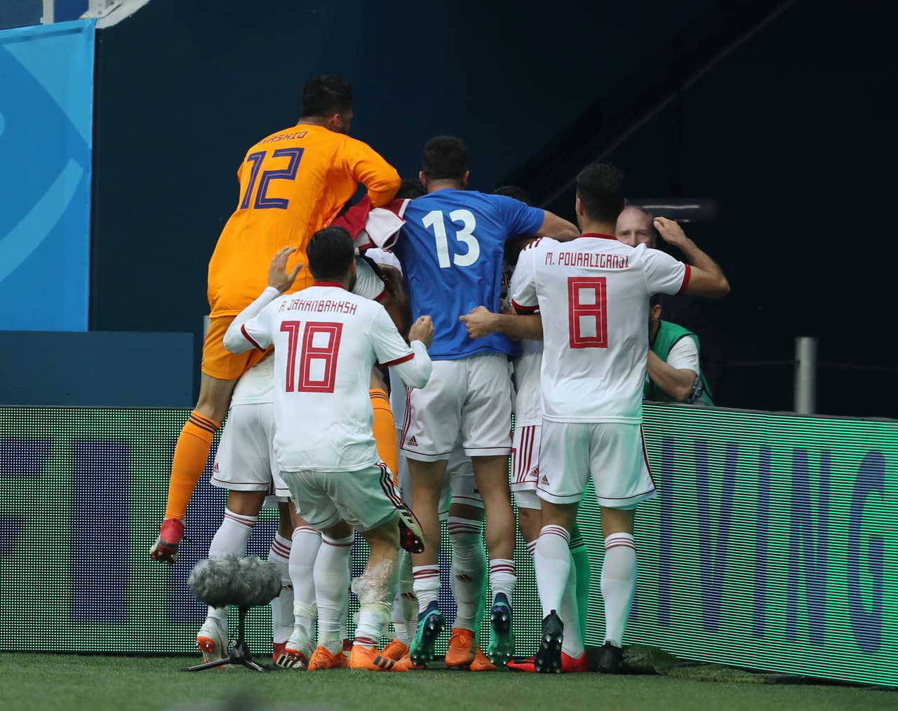 En medio de la incredulidad y emoción, los iraníes celebraron una victoria que vale oro en su lucha por llegar a octavos de final.