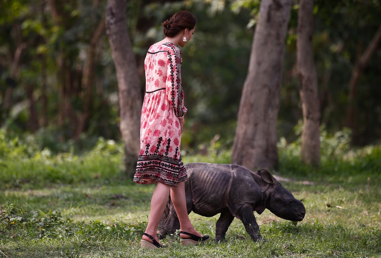 Una constante en este viaje ha sido la practicidad y el uso en varias ocasiones de un mismo modelo de zapatos, como estos de suela de fique y trabilla trasera que había usado en la noche durante los bailes tradicionales. Todos sus zapatos han sido básicos con la intención de que hagan juego con sus vestidos que han mostrado más colorido y estampados que nunca.