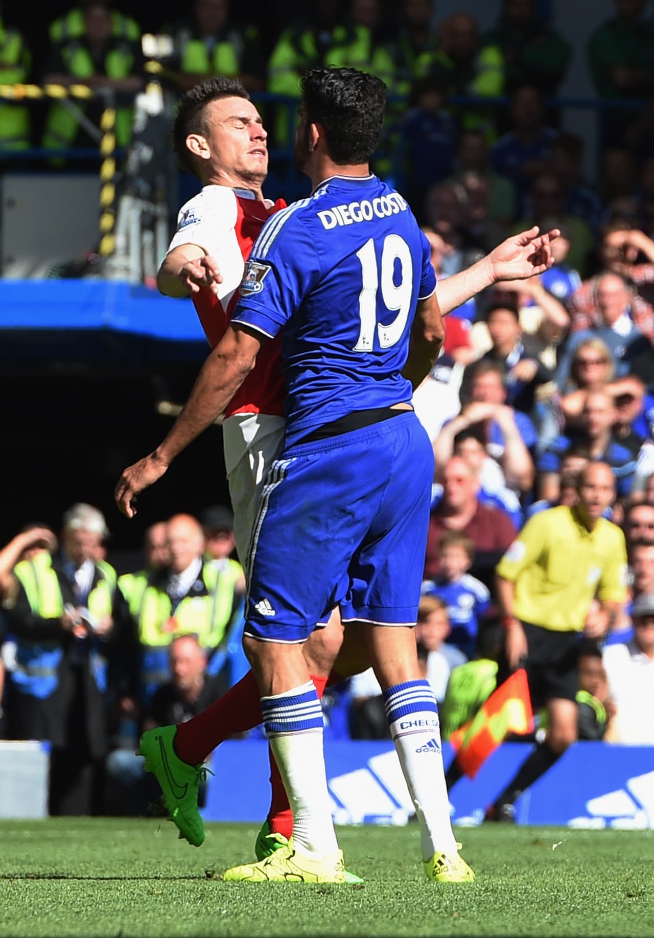 LONDON, ENGLAND - SEPTEMBER 19: Diego Costa of Chelsea and Laurent Koscielny of Arsenal clash during the Barclays Premier League match between Chelsea and Arsenal at Stamford Bridge on September 19, 2015 in London, United Kingdom. (Photo by Ross Kinnaird/Getty Images)