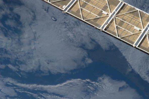 Dos volcanes se asoman a través de las nubes de la mañana cerca de Auckland, Nueva Zelanda. Fotos: @astro_reid