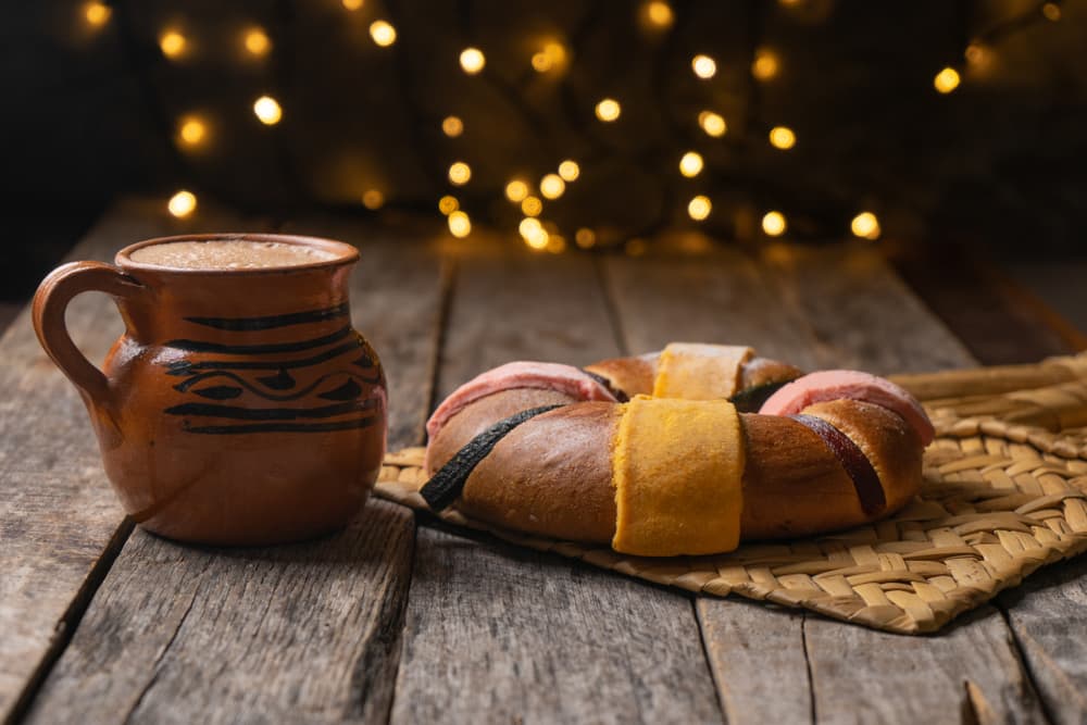 Así, partimos la rosca con el cuchillo, que simboliza el peligro al que estaba expuesto Jesús cuando lo encontraran. Finalmente, las costras de azúcar dicen que representan los puntos cardinales, aunque ahora ya hasta hay roscas que solamente le ponen azúcar encima y se libran de los frutos secos.