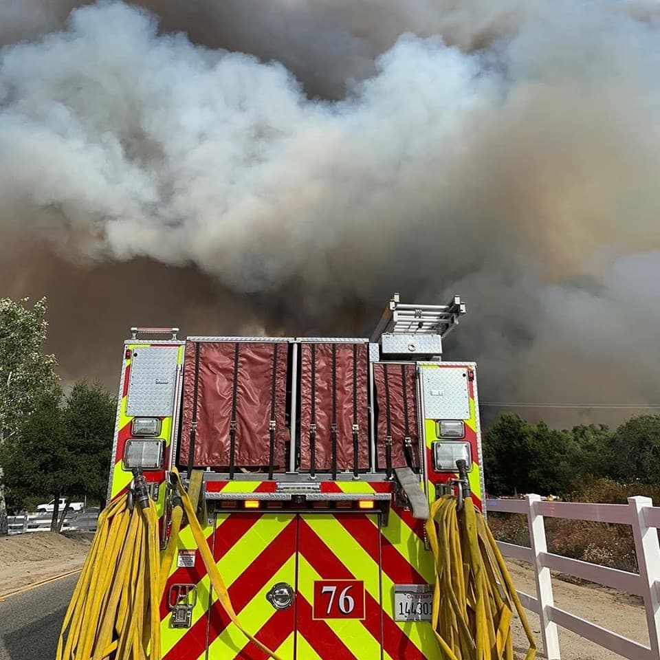 Este jueves se mantienen activas las
<a href="https://www.univision.com/local/los-angeles-kmex/actualizacion-incendio-tenaja-arrasa-con-1-400-acres-y-obliga-la-evacuacion-de-cientos-de-familias-en-el-sur-de-california">ordenes de evacuaciones</a> obligatorias afectando a unas 1,200 personas y amenazando las estructuras de alrededor de 400 viviendas.
