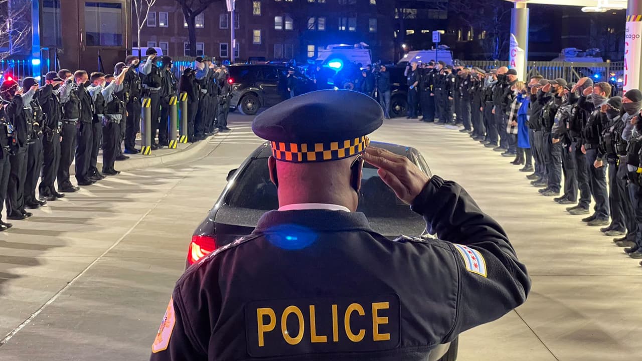 Brown, junto a el grupo de policías despidieron al oficial una vez fue despachado del hospital Mount Sinai.