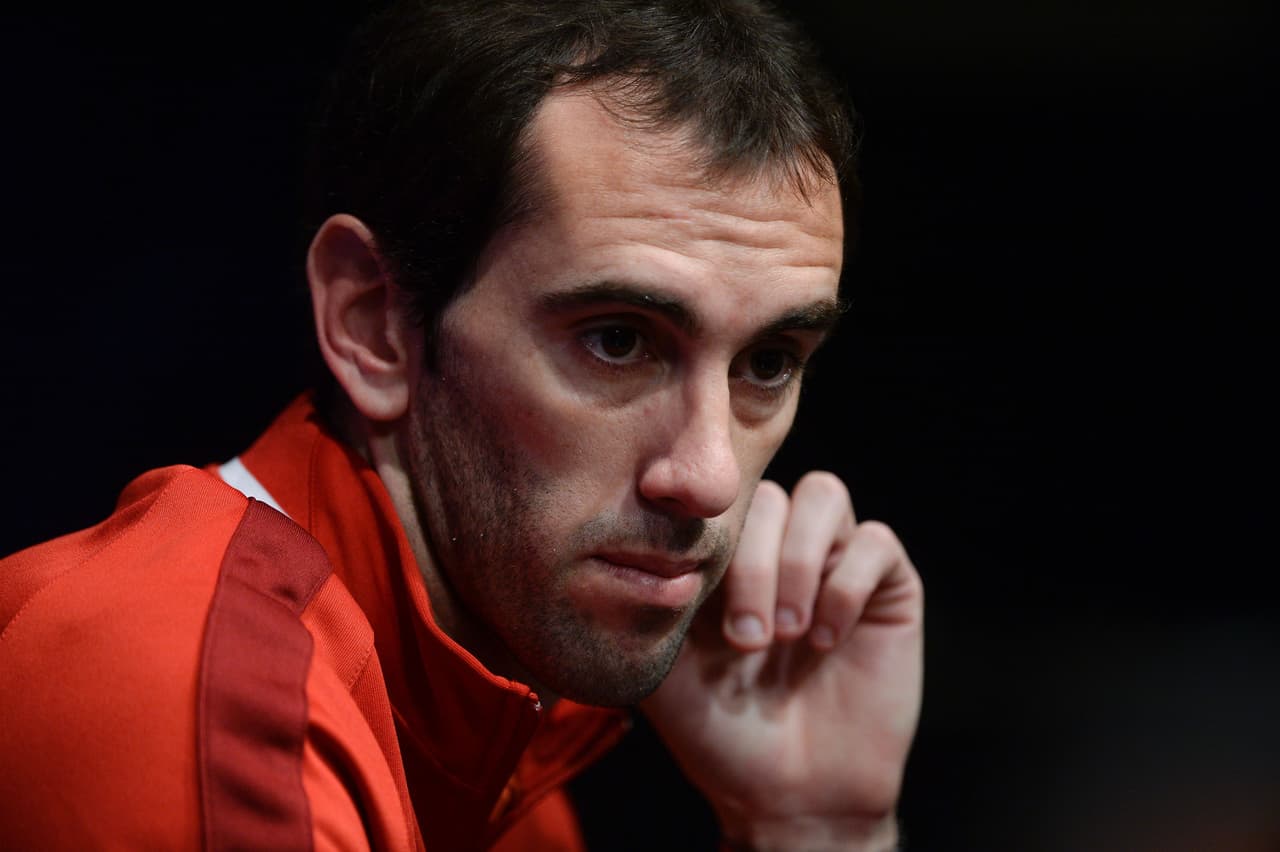 Diego Godín se lesiona y podría perderse la ida ante Bayern