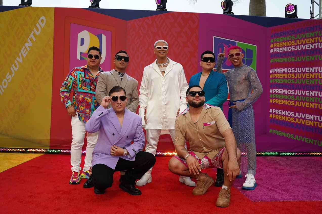 Grupo Firme es una de las agrupaciones más esperadas de la noche y no solo por su música, sino por sus looks, pues cada uno de los integrantes rompe con el estereotipo del regional mexicano y esta noche no fue la excepción.