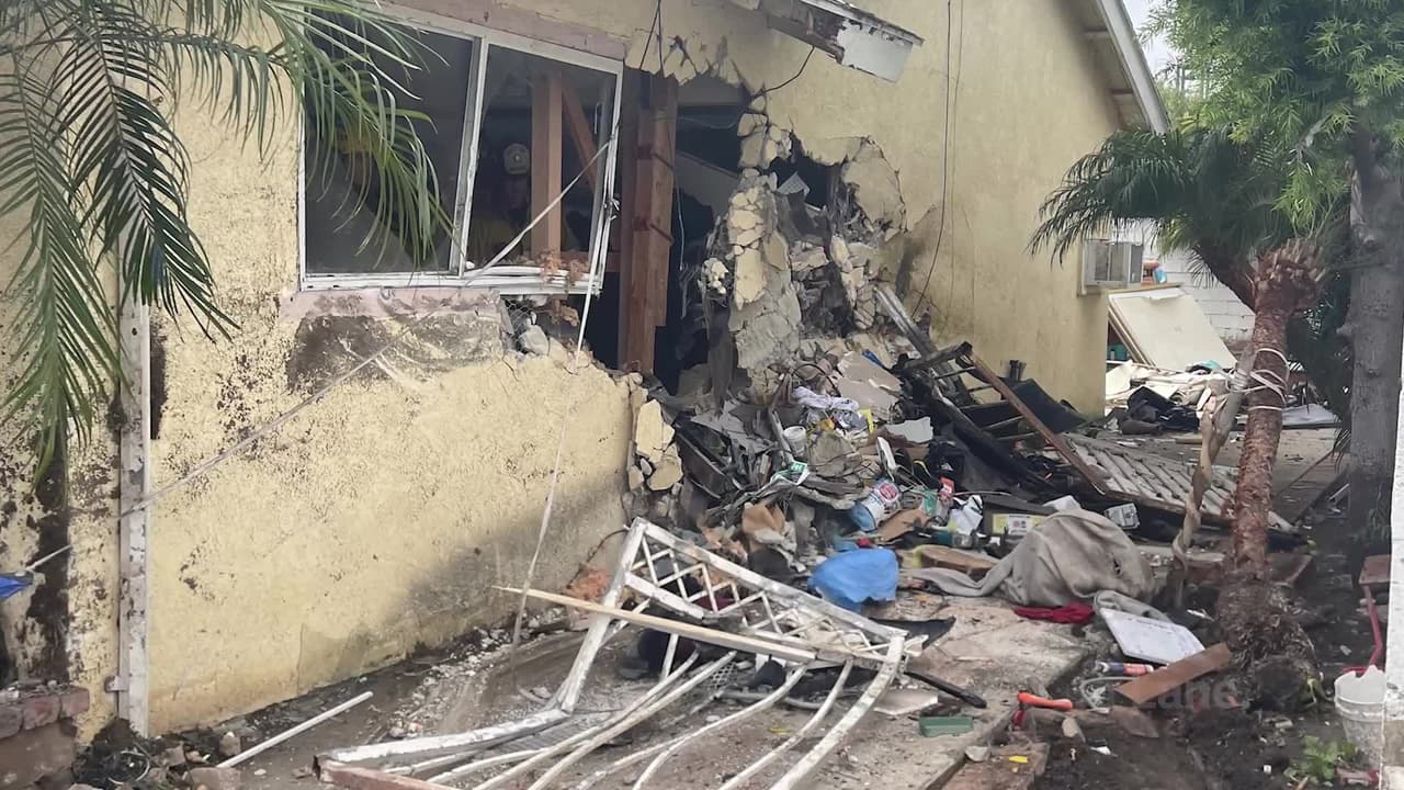 Familia casi muere luego de que un choque se impactara en su casa