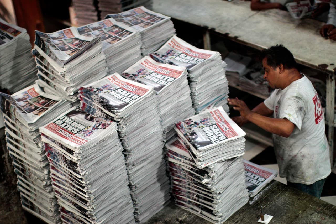 Un trabajador de Notiver apila ejemplares del periódico para empezar a venderlos apenas sale el sol por las calles del Puerto de Veracruz.