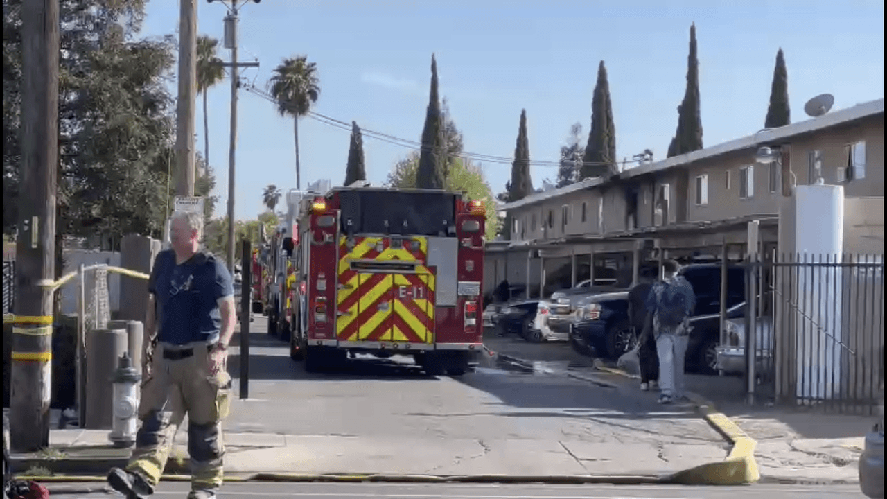 El Departamento de Bomberos de Fresno reportó un incendio en E. Dakota.