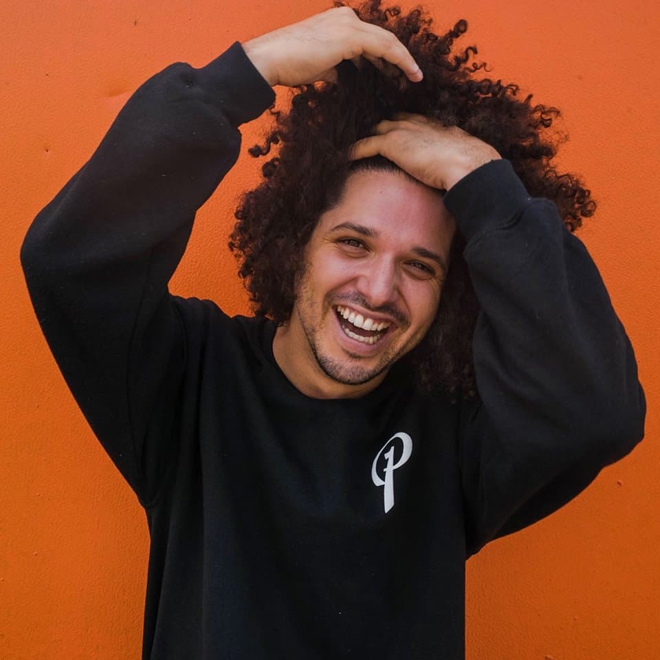 Pedro Juan Vázquez Bragan, es el nombre real de PJ Sin Suela, un talentoso músico y escritor puertorriqueño, con un doctorado en Medicina y que hoy por hoy es uno de los mejores artistas latinos de su género.