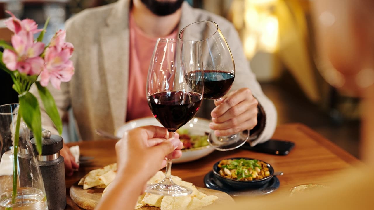 También hay algunas cosas que 
<b>querrás evitar </b>cuando te despiertes por la noche. 
<b>Manténgase siempre alejado del alcohol</b>; una copa puede parecer una buena manera de volver a la cama, pero interrumpe las ondas cerebrales y, de hecho, empeora la calidad del sueño. También es mejor 
<b>evitar cualquier alimento o bebida que contenga azúcar, cafeína u otros estimulantes, <a href="https://www.mayoclinic.org/healthy-lifestyle/adult-health/in-depth/sleep/art-20048379" target="_blank">aconseja</a> la Clínica Mayo. </b>