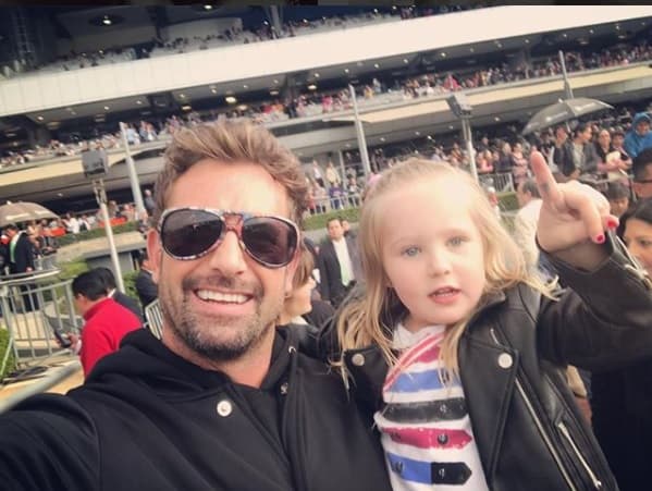 Tras su breve encuentro con los medios de comunicación, Gabriel compartió en su cuenta de Instagram que la más pequeña de sus hijas, Miranda, ganó las apuestas de la tarde en el Hipódromo de las Américas.