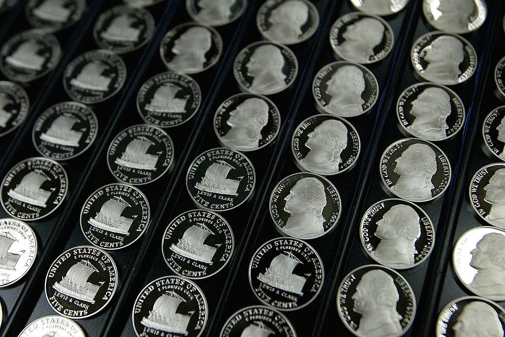 Aunque el comercio electrónico está en auge todavía las monedas son usadas en algunos comercios.