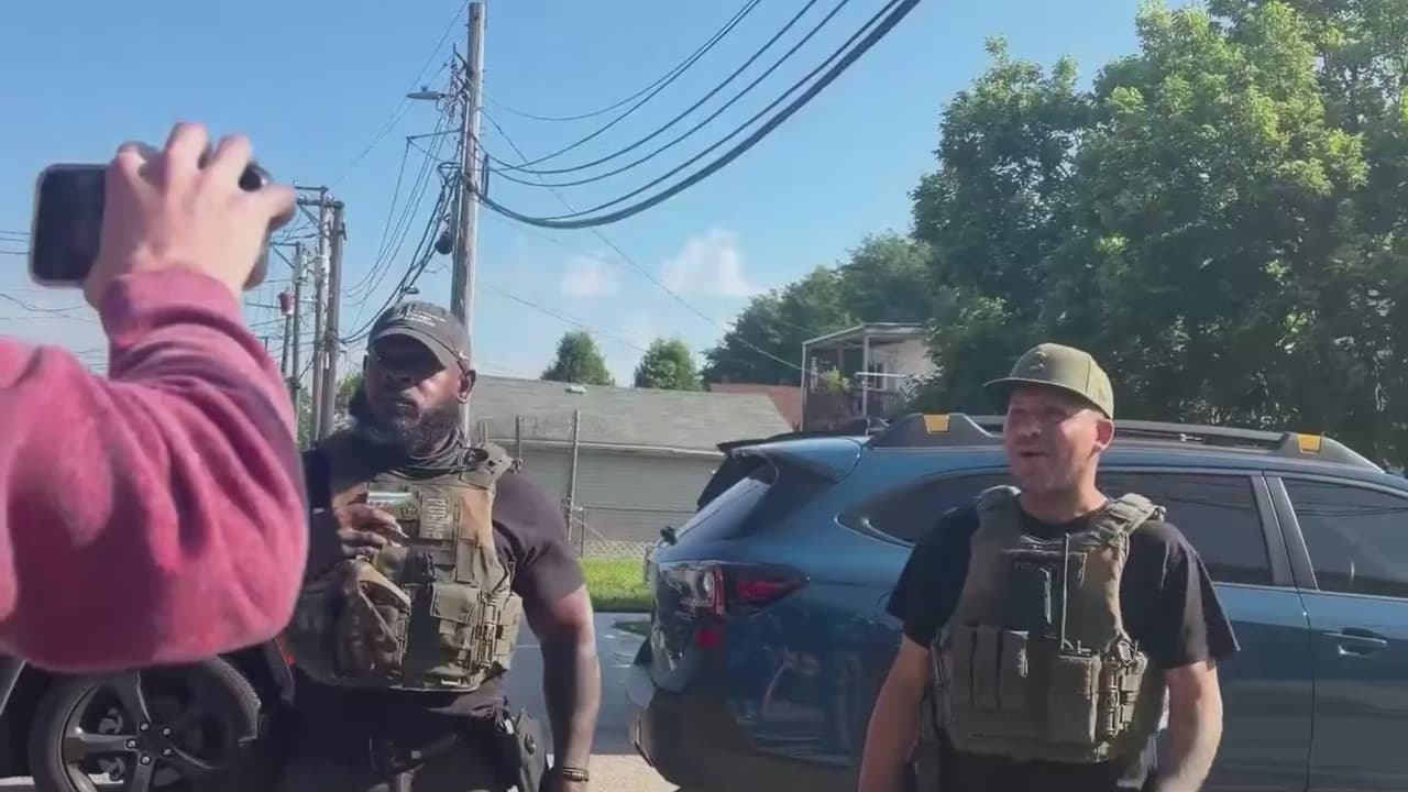 Agentes federales amenazan con armas a observadores comunitarios durante operativo en Humboldt Park