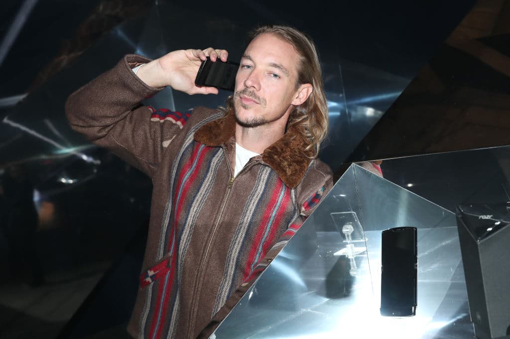 El precio del Motorola Razr es de 1,500 dólares y será lanzado en Estados Unidos el próximo 26 de diciembre. El teléfono es resistente al agua y cuando el dispositivo se cierra tiene un grosor de 14 mm. El Razr original tenía 13.9 mm.
<br>