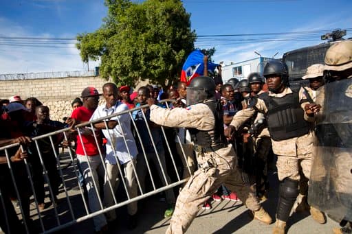 Los manifestantes rodearon la embajada de EEUU en Haití. Las fuerzas de seguridad habián puesto barricadas para impedir que se acercaran.