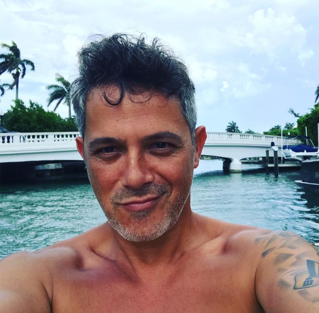 Francisca Lachapel y Alan Tacher también le mandaron buenos deseos para que se mejore, ya que recientemente se anunció que padecía neumonía factor por el cual tuvo que cancelar algunos de sus conciertos.