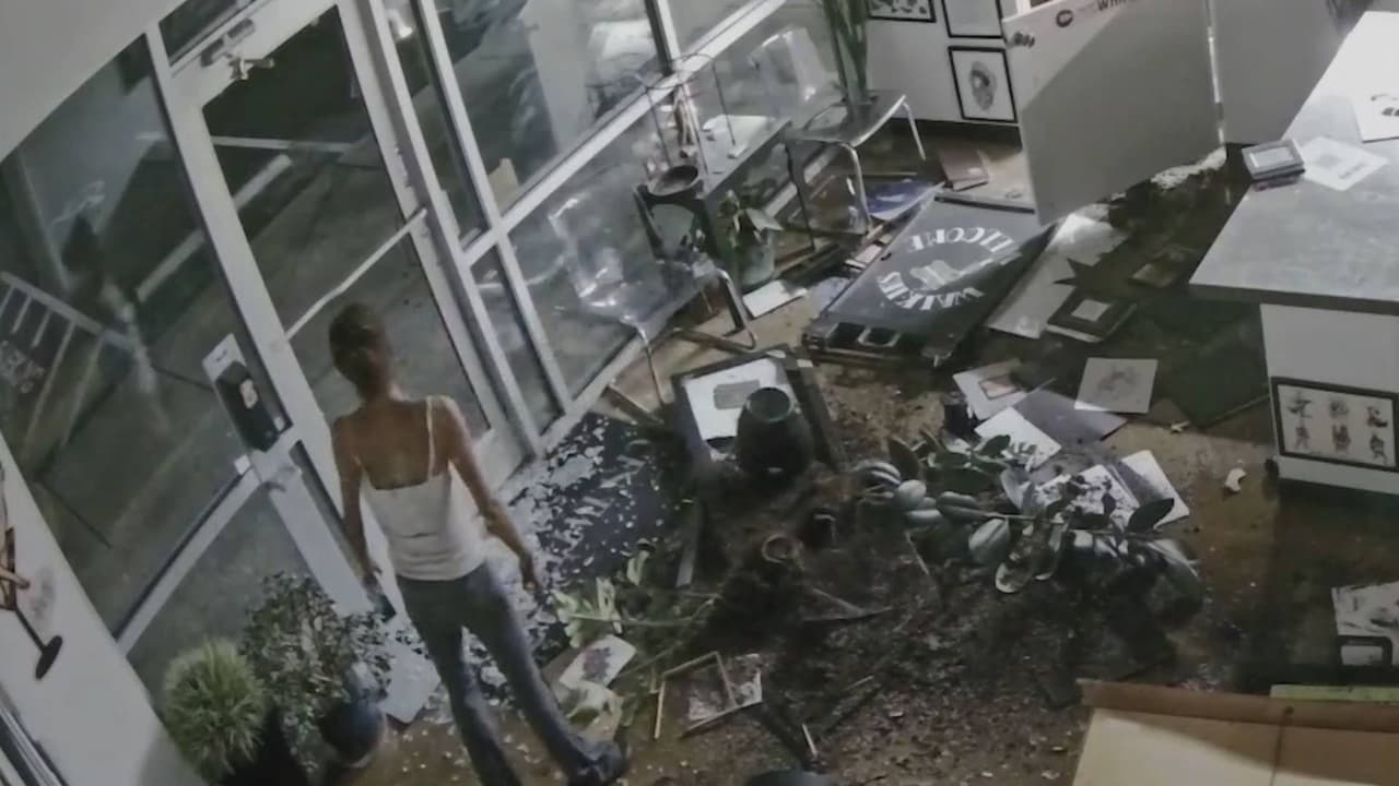 En video: Negocio de tatuajes es vandalizado en San Antonio; la sospechosa es una exempleada