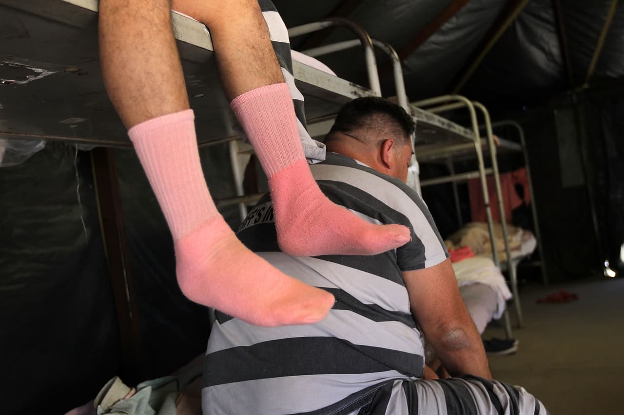 Las populares medias rosadas de los presos de Arpaio