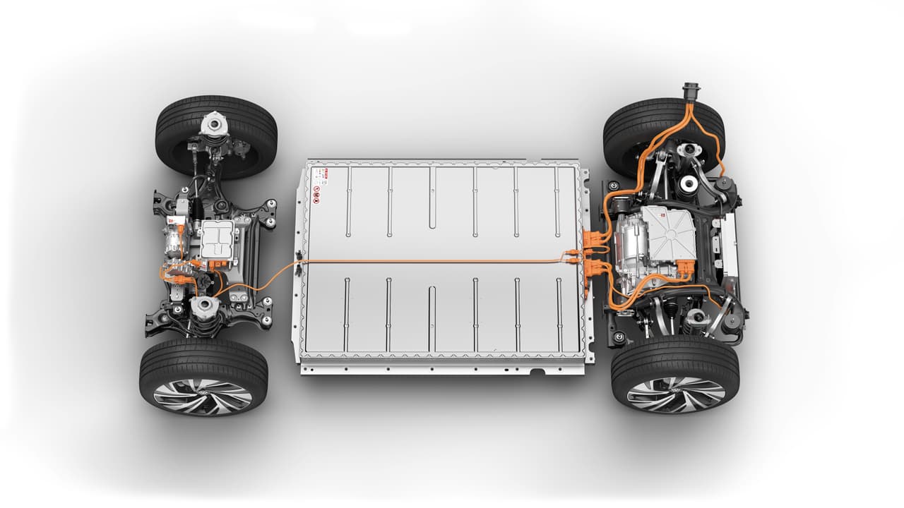 Este paquete de baterías está compuesto por 288 celdas en 12 módulos, colocadas en la parte inferior de la carrocería para crear un centro de gravedad bajo, así como una distribución de peso óptima. Además, se encuentra alojado en una estructura de aluminio ligera que se atornilla al marco, lo que ayuda a mejorar la rigidez.