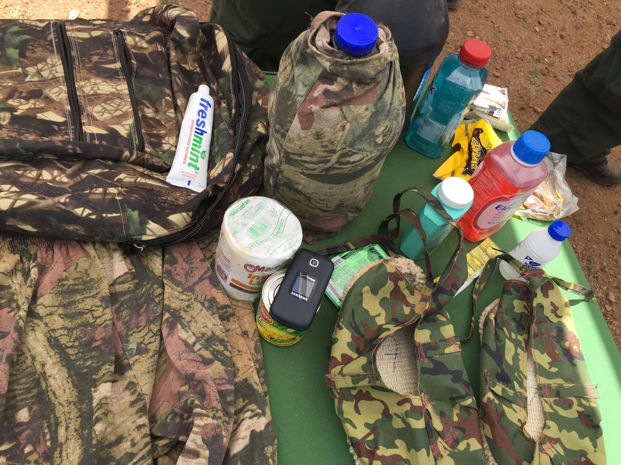 Un ejemplo de las pertenencias que llevan los inmigrantes en el desierto.