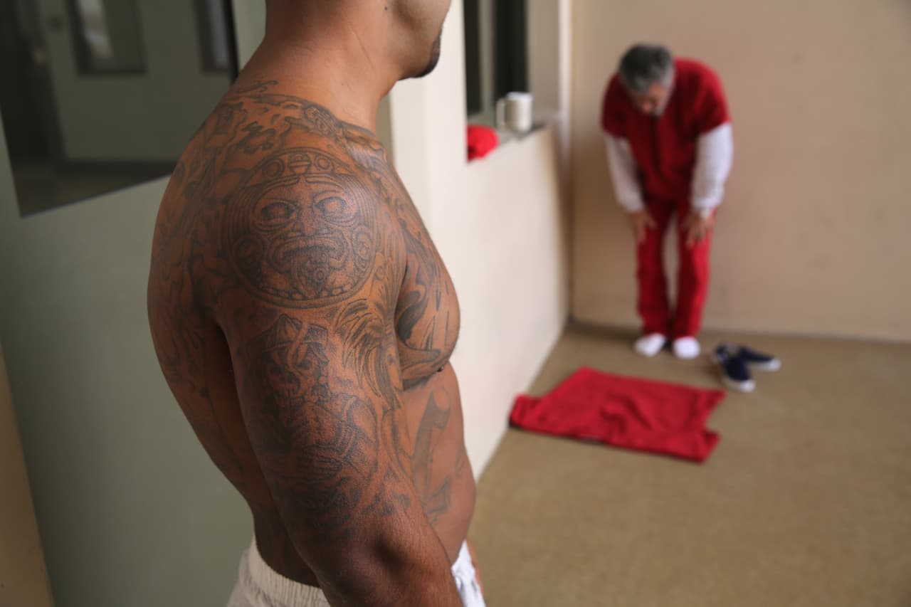 'Los Paisas', la pandilla desconocida que acecha a los migrantes en los centros de detención de ICE